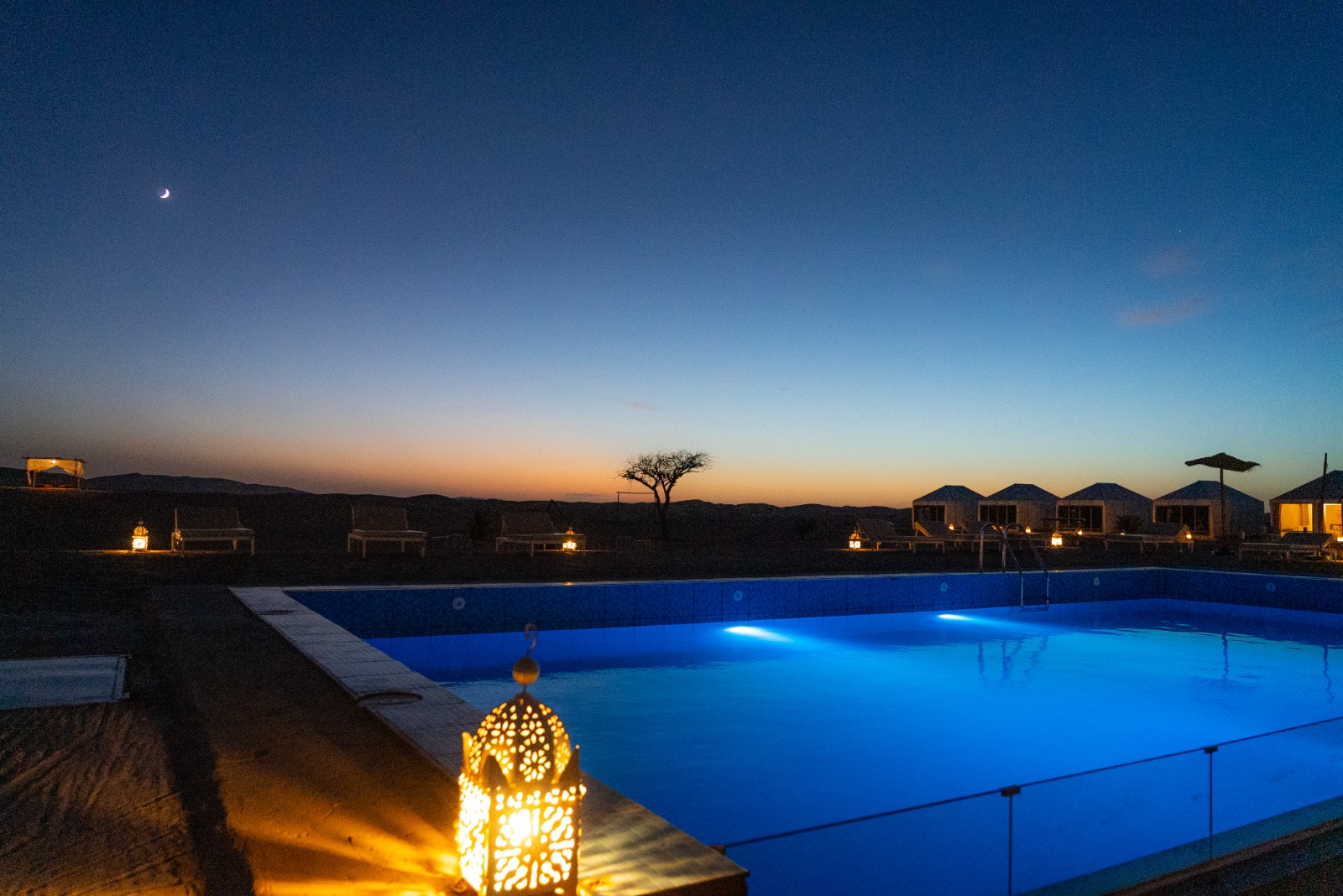 Outdoor swimming pool at sunset — Sahara Royal Resort, Merzouga